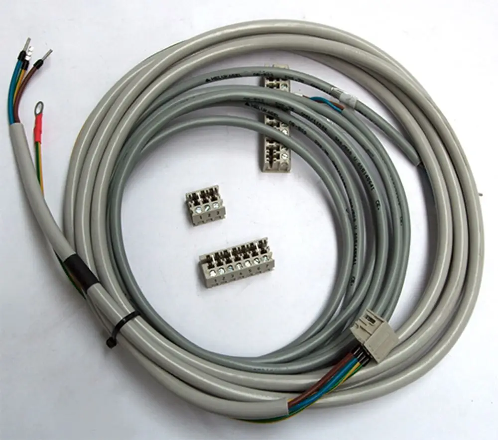 Kabelsatz von Daikin mit mehreren Kabeln und Anschlusssteckern, ideal für externe Verbindungen. Kabel in verschiedenen Farben, zur Verwendung in Heizsystemen.